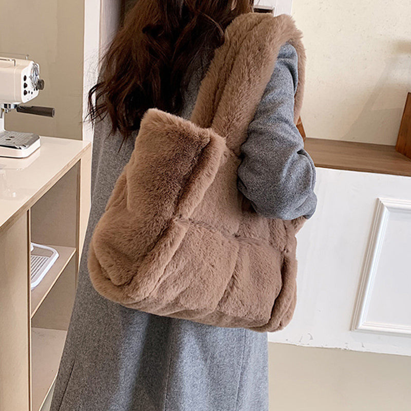 Vardi Dante™ Pipa Plush Handbag | A comfortable winter bag for women