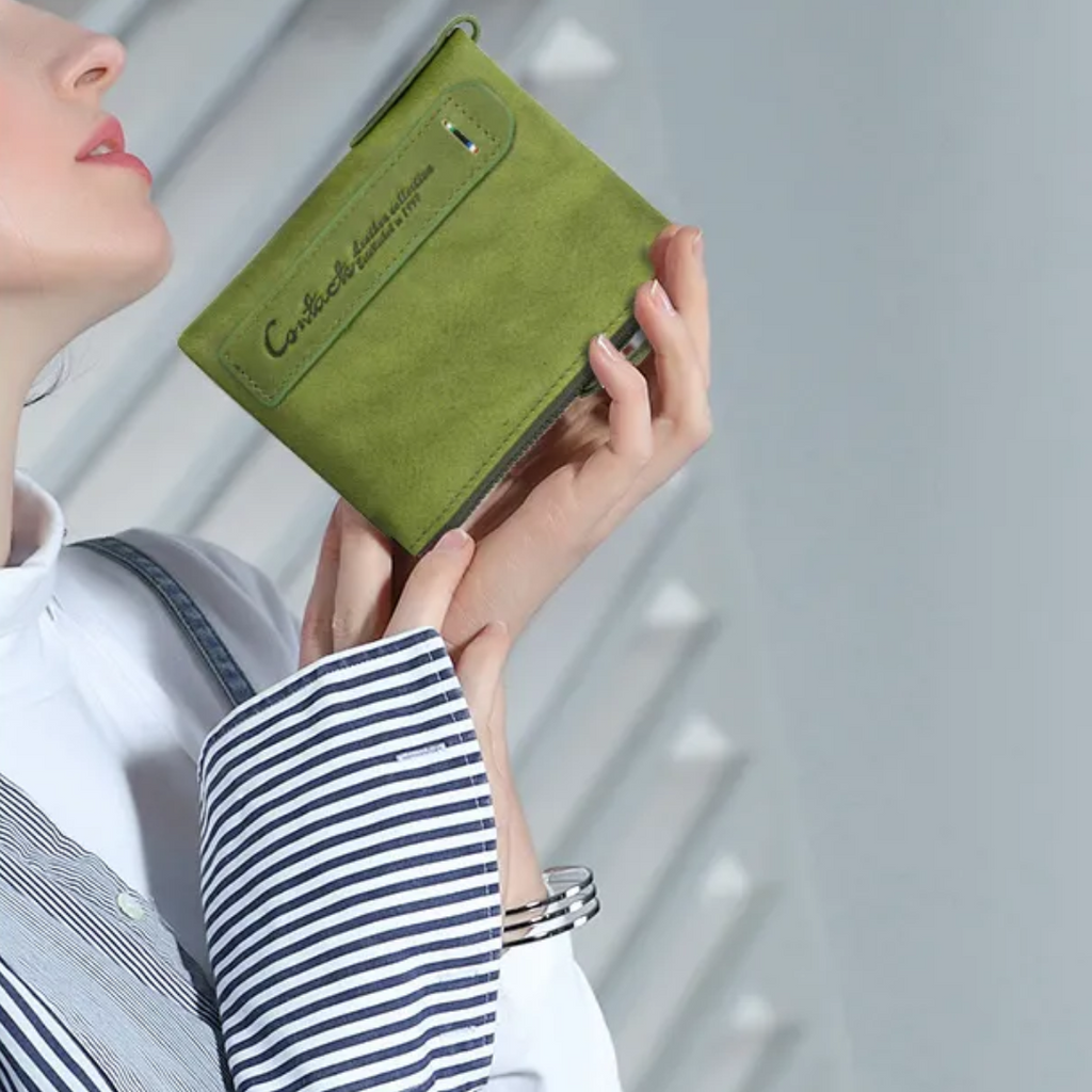 Compact wallet with double zipper closure | Practical and elegant