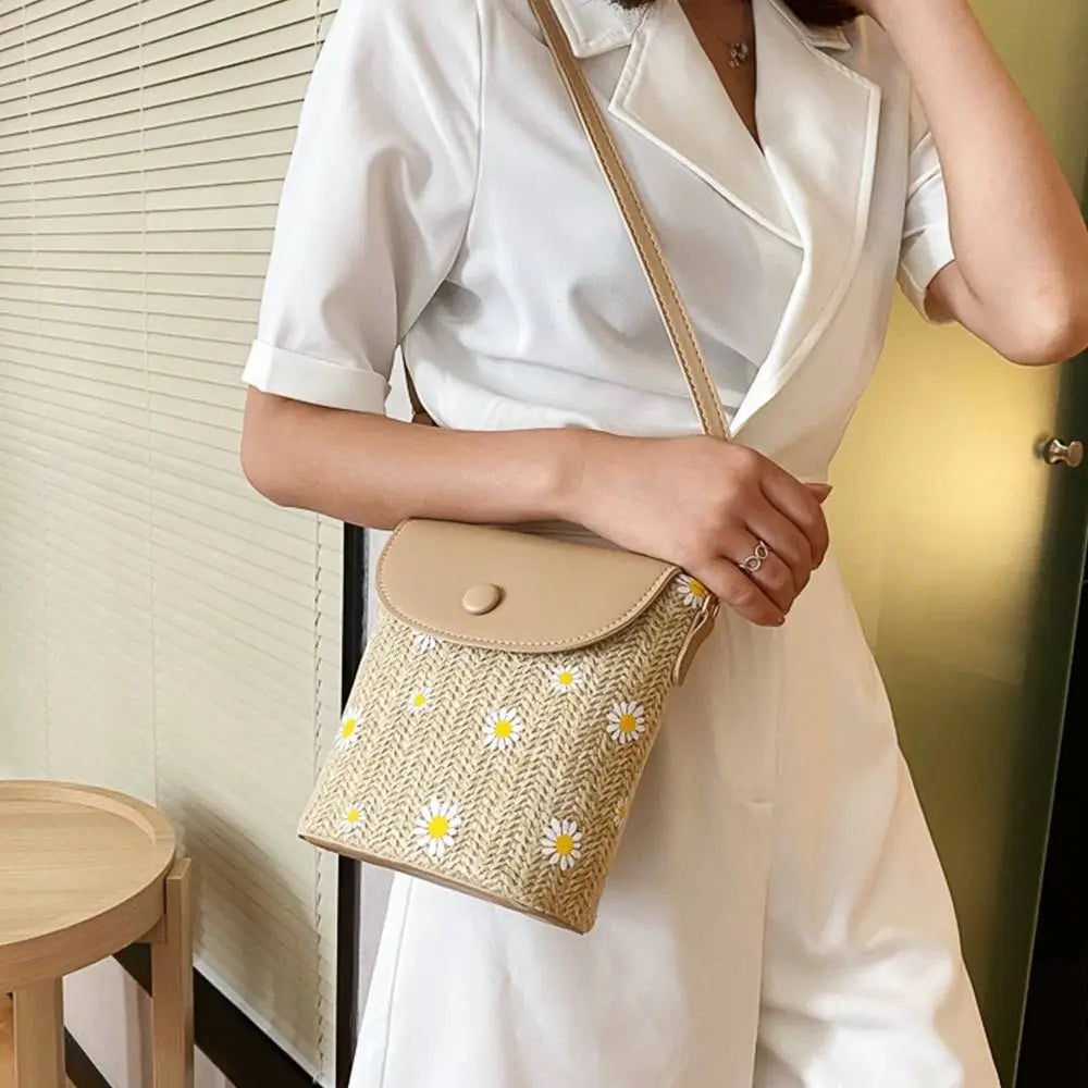 Straw shoulder bag for summer