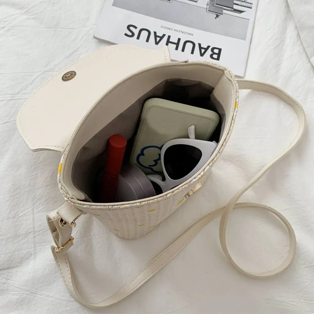 Straw shoulder bag for summer