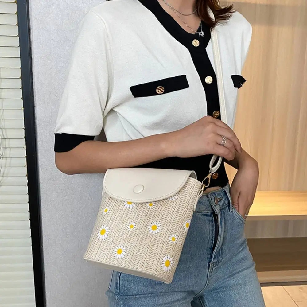 Straw shoulder bag for summer