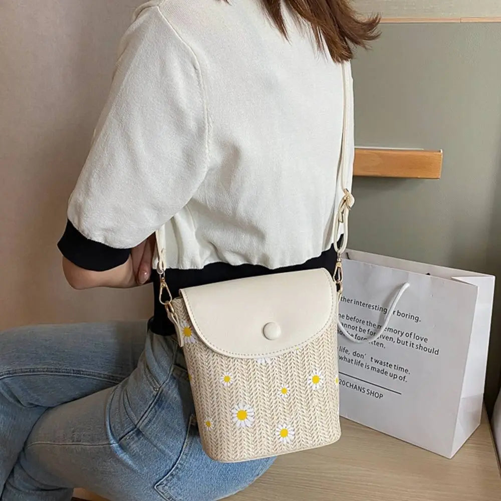 Straw shoulder bag for summer