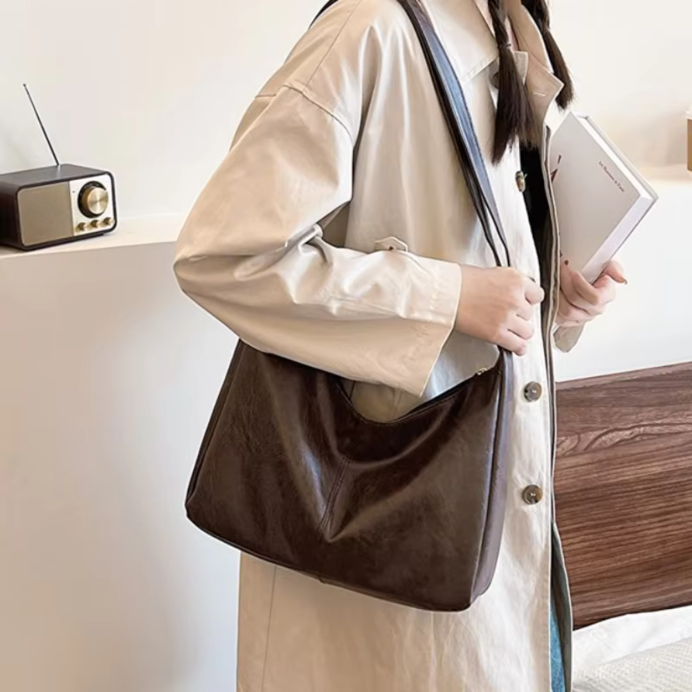 Iolanthe - Elegant and casual shoulder bag