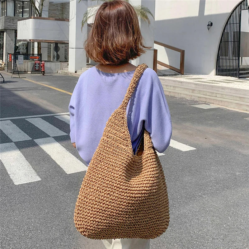 Casual shoulder bag in woven straw