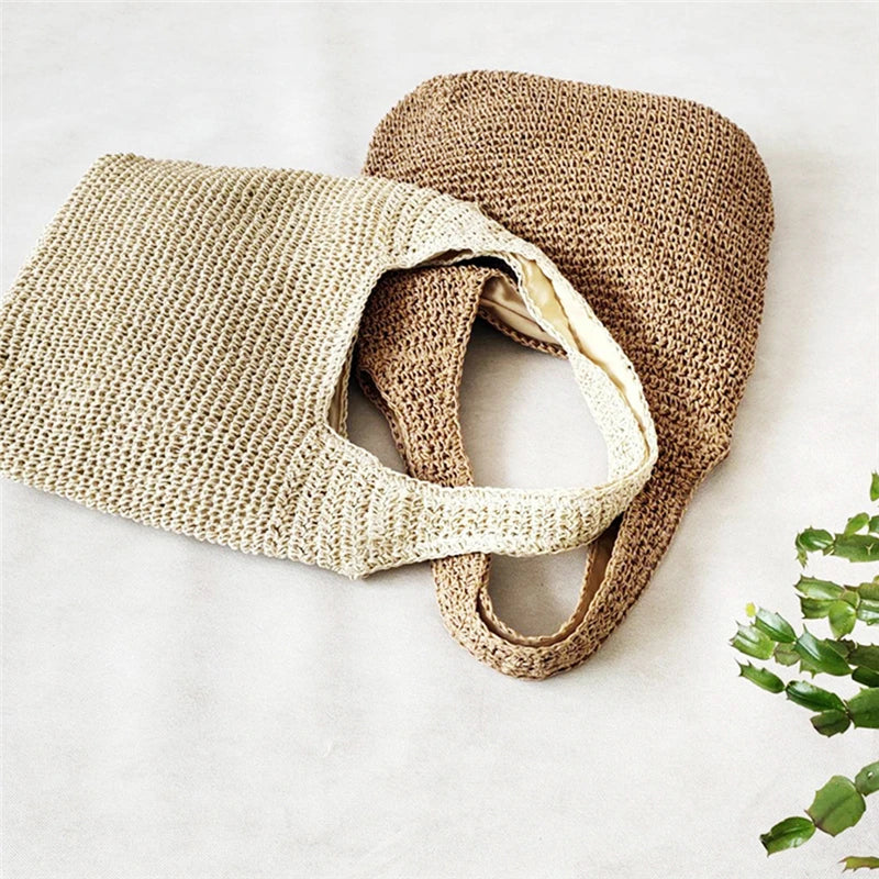 Casual shoulder bag in woven straw