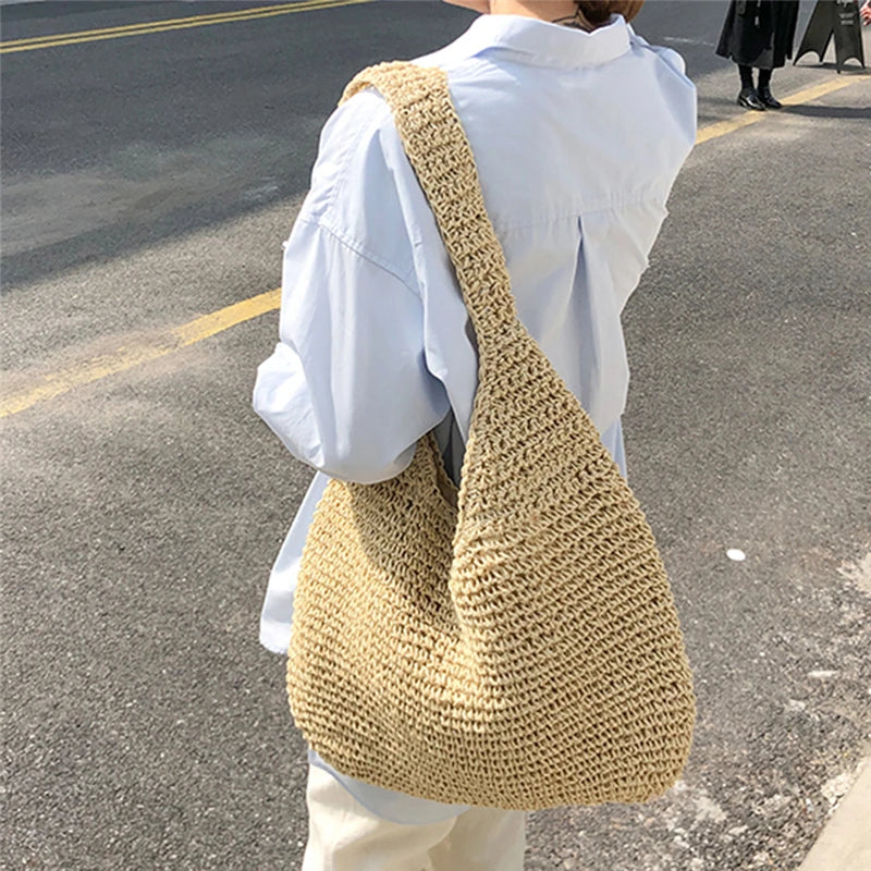 Casual shoulder bag in woven straw