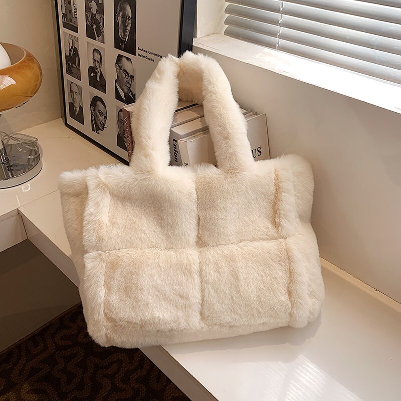 Vardi Dante™ Pipa Plush Handbag | A comfortable winter bag for women