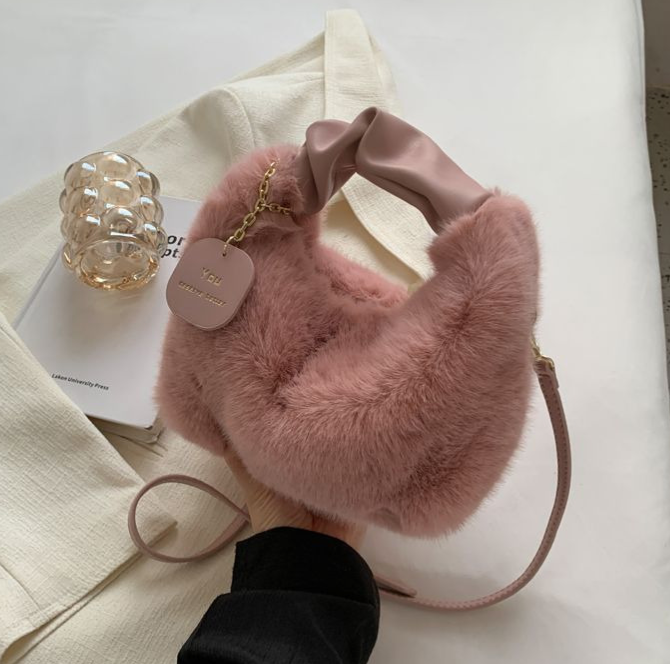 Ella Fluffy handbag - A bag you want to hug
