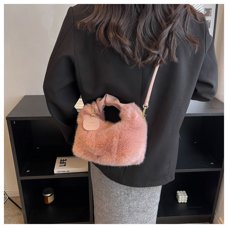 Ella Fluffy handbag - A bag you want to hug
