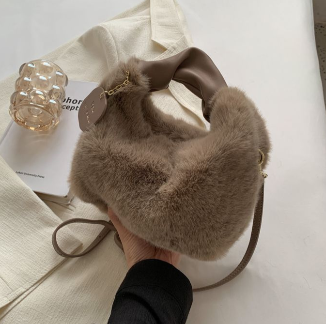 Ella Fluffy handbag - A bag you want to hug