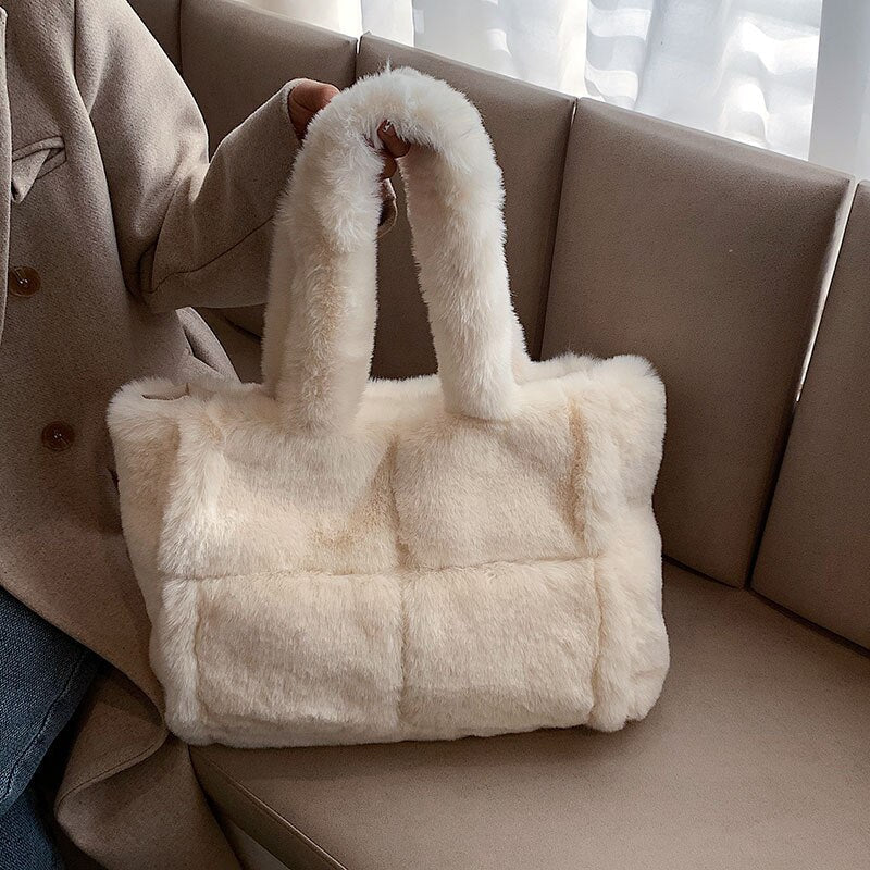 Vardi Dante™ Pipa Plush Handbag | A comfortable winter bag for women