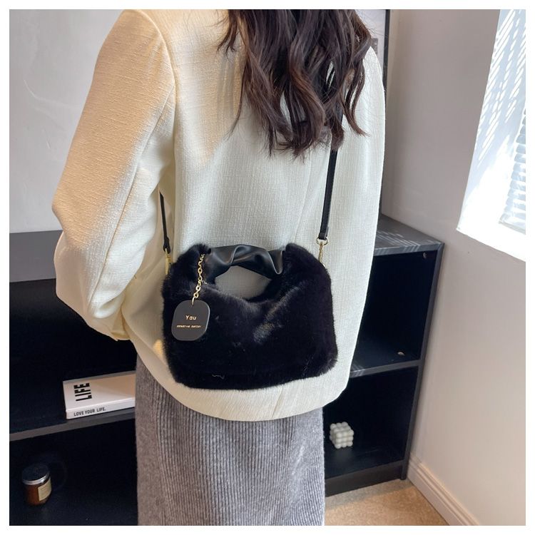 Fluffy handbag | This bag makes you want to hug it