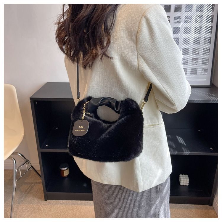 Fluffy handbag | This bag makes you want to hug it
