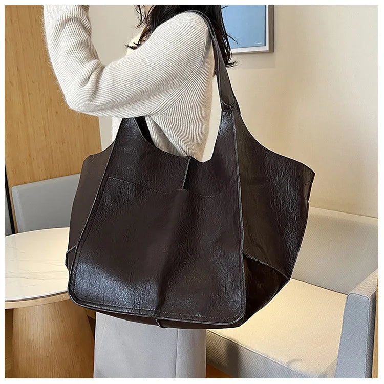 Xylia | New oversized handbag in handmade vegan leather.