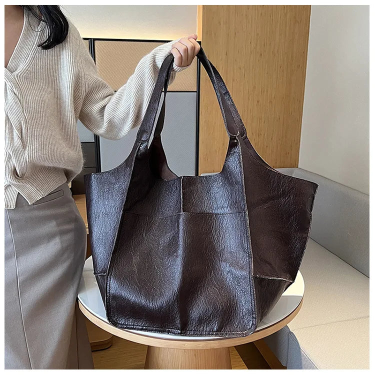 Xylia | New oversized handbag in handmade vegan leather.