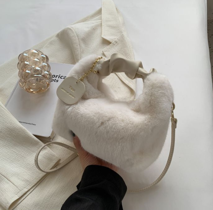 Ella Fluffy handbag - A bag you want to hug