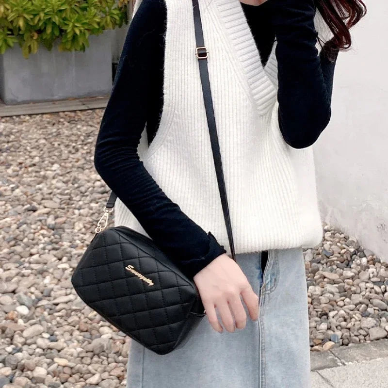 EleganceLuxe Lingge shoulder bag