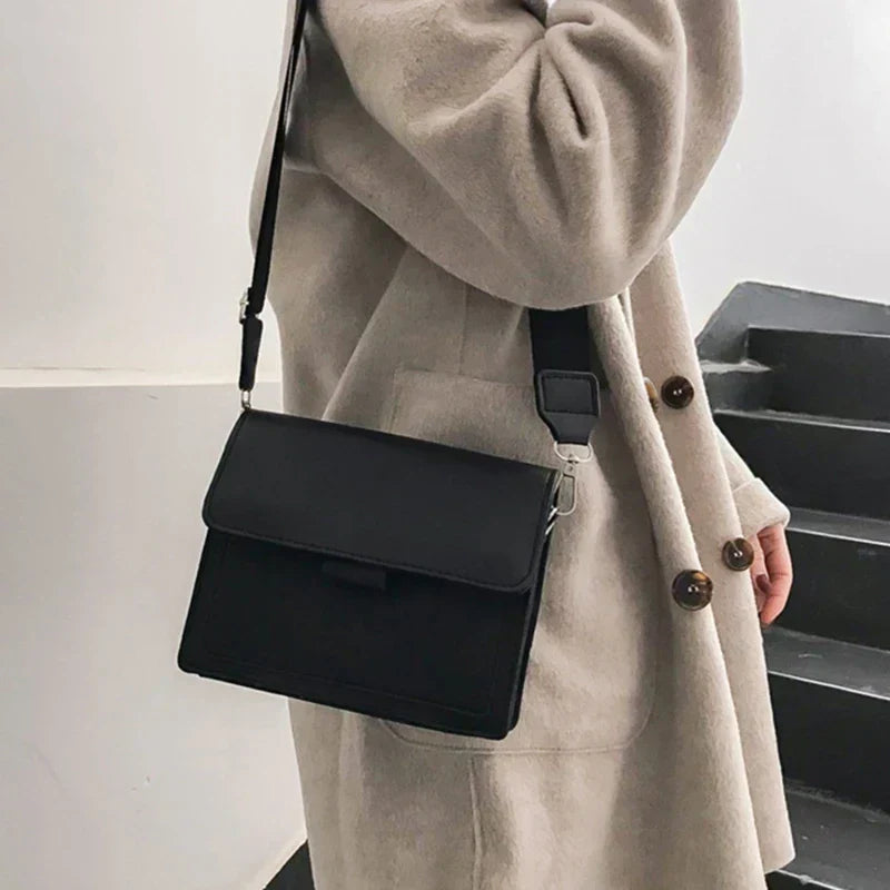 Retro chic shoulder bag