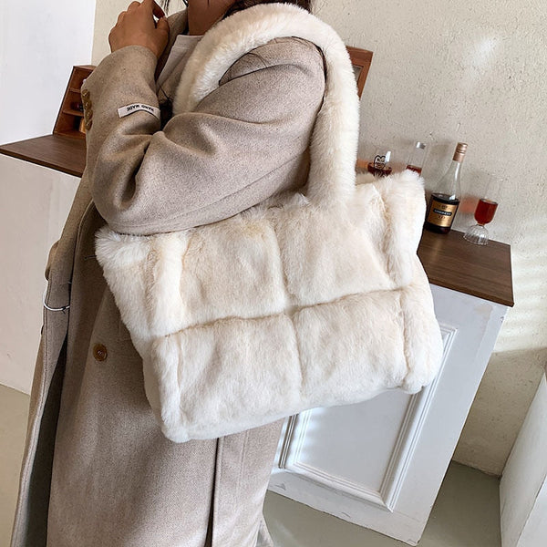Vardi Dante™ Pipa Plush Handbag | A comfortable winter bag for women