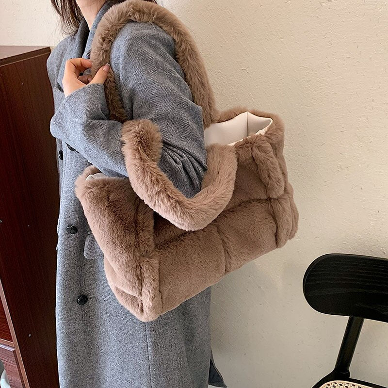 Vardi Dante™ Pipa Plush Handbag | A comfortable winter bag for women