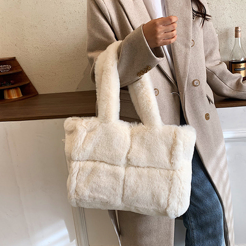 Vardi Dante™ Pipa Plush Handbag | A comfortable winter bag for women