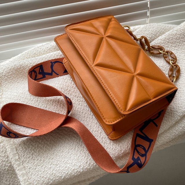 Savannah padded handbag | Elegant and trendy