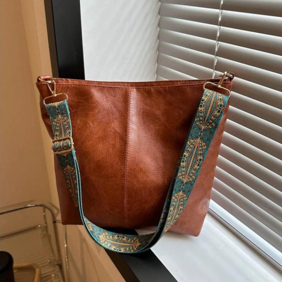 Yuna - Large bucket bag with vintage shoulder strap