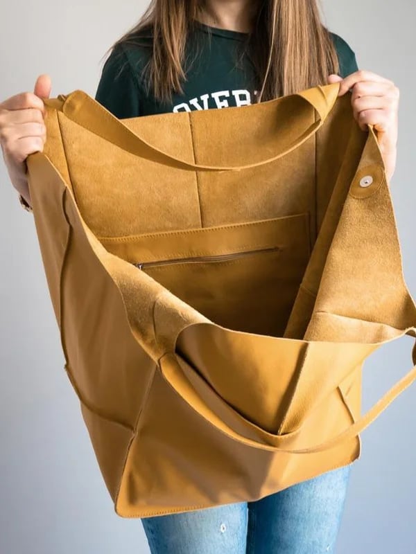 Xylia | New oversized handbag in handmade vegan leather.