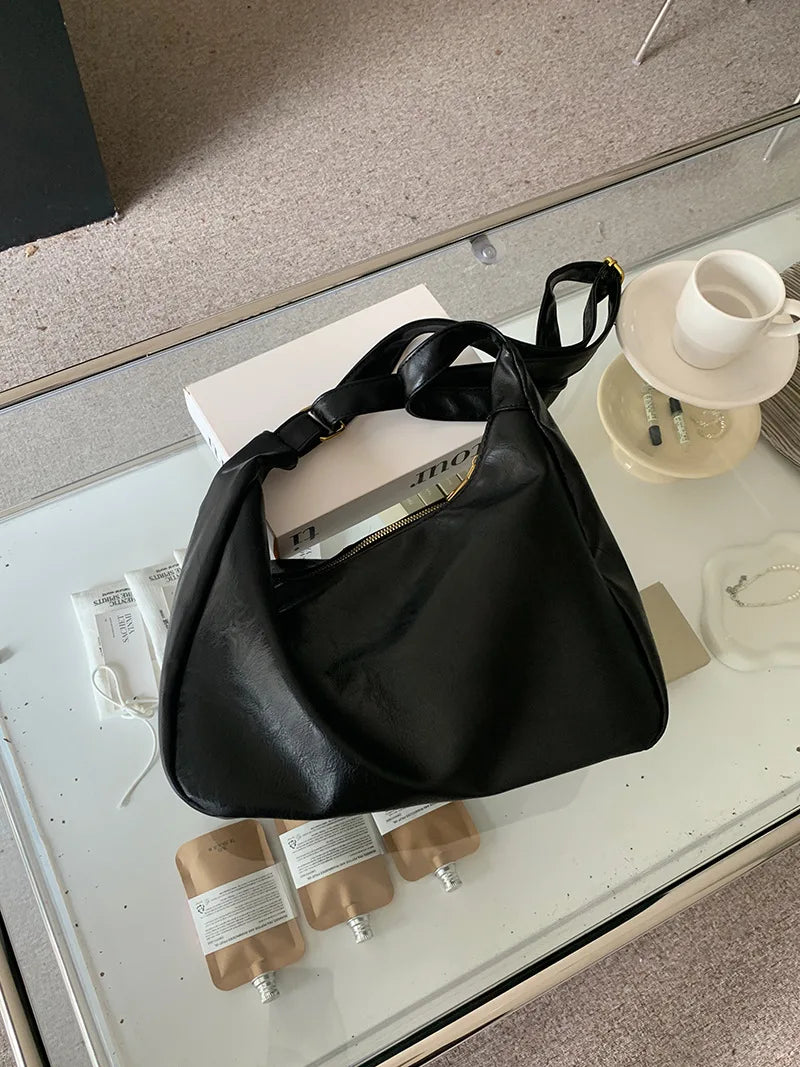 AUROVA - Elegant and spacious shoulder bag for women