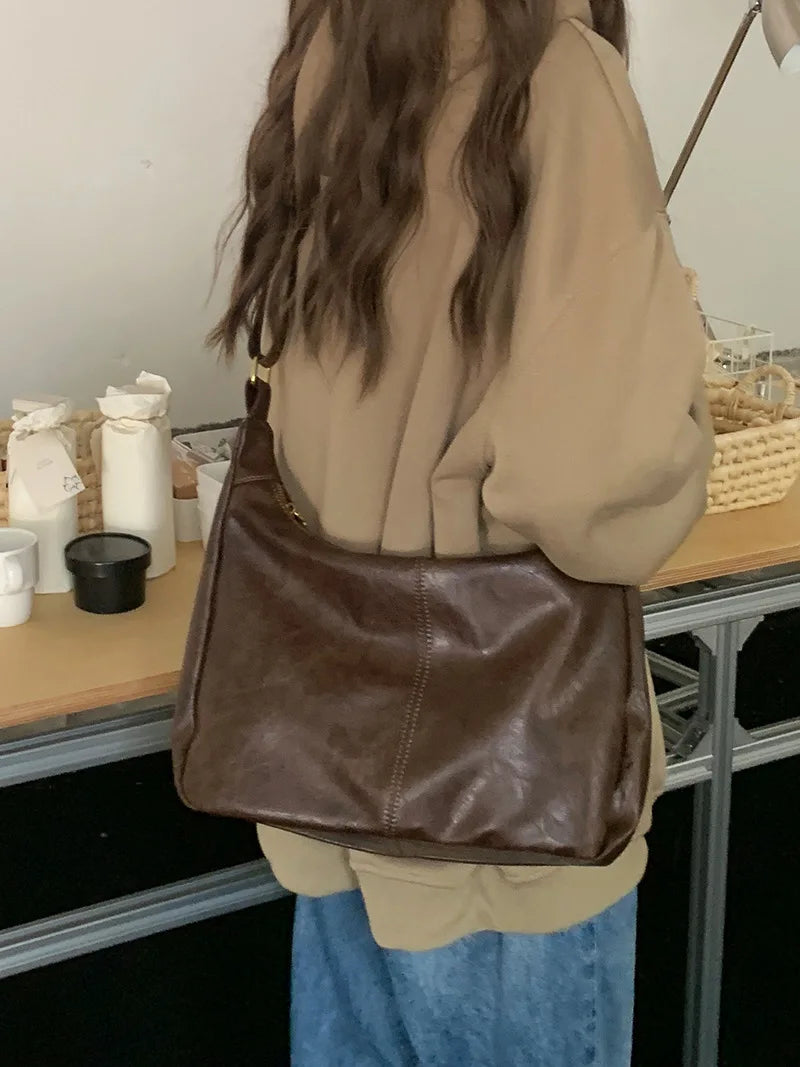 AUROVA - Elegant and spacious shoulder bag for women