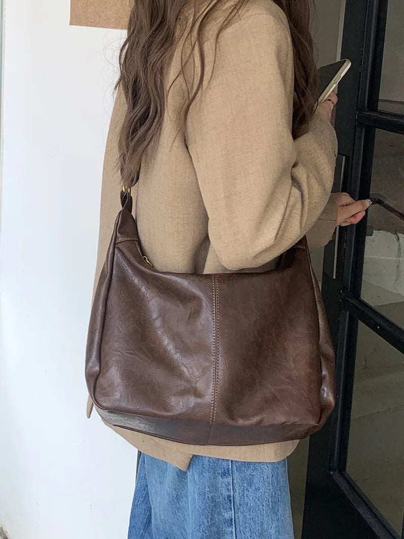 AUROVA - Elegant and spacious shoulder bag for women
