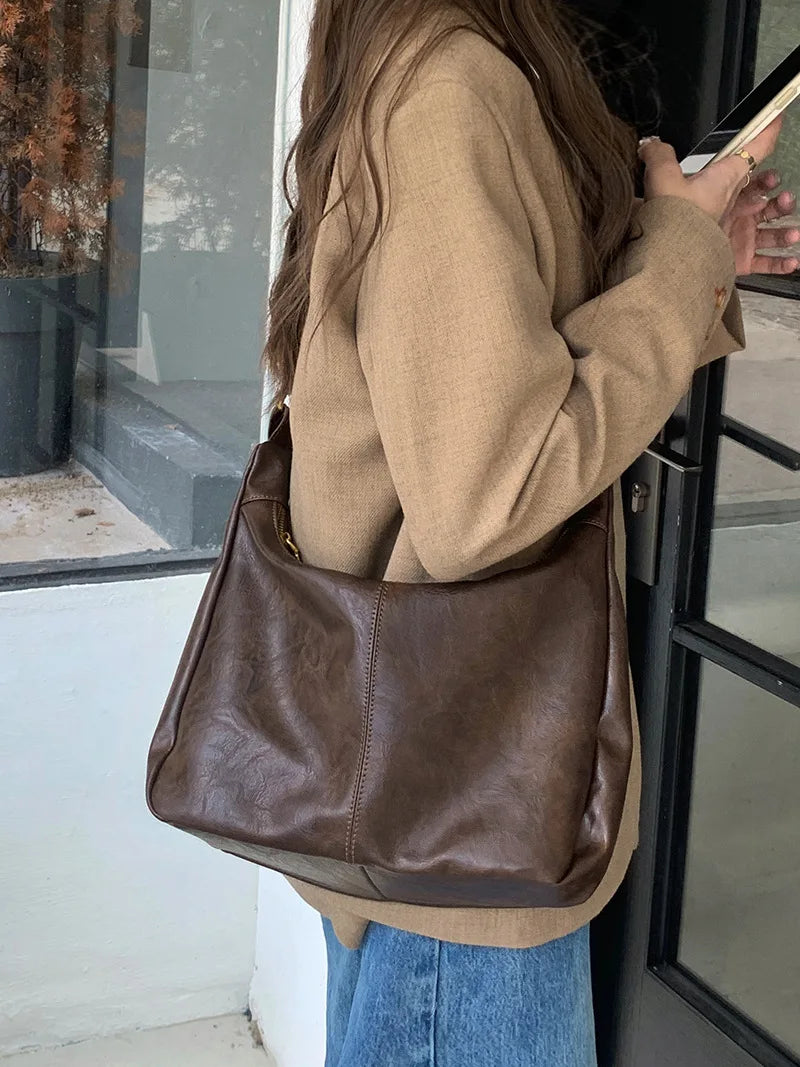 AUROVA - Elegant and spacious shoulder bag for women