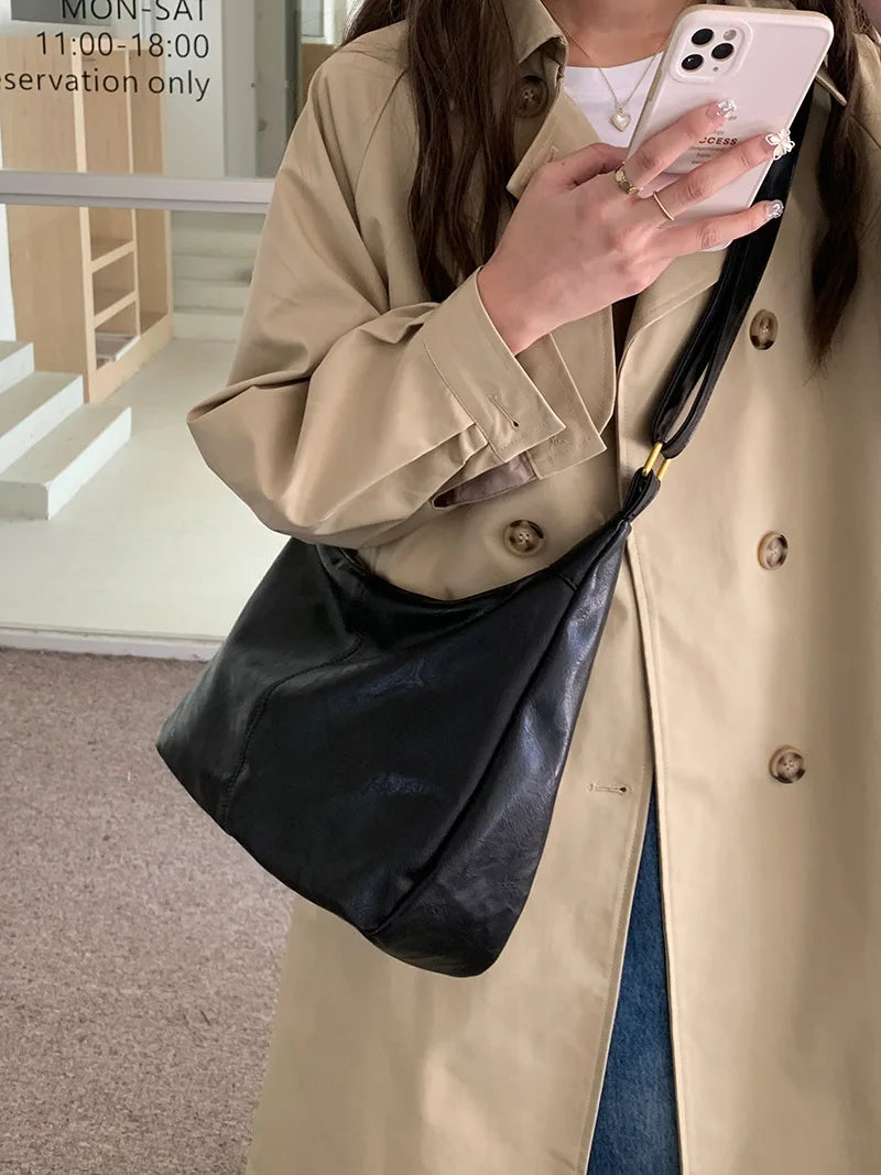 AUROVA - Elegant and spacious shoulder bag for women