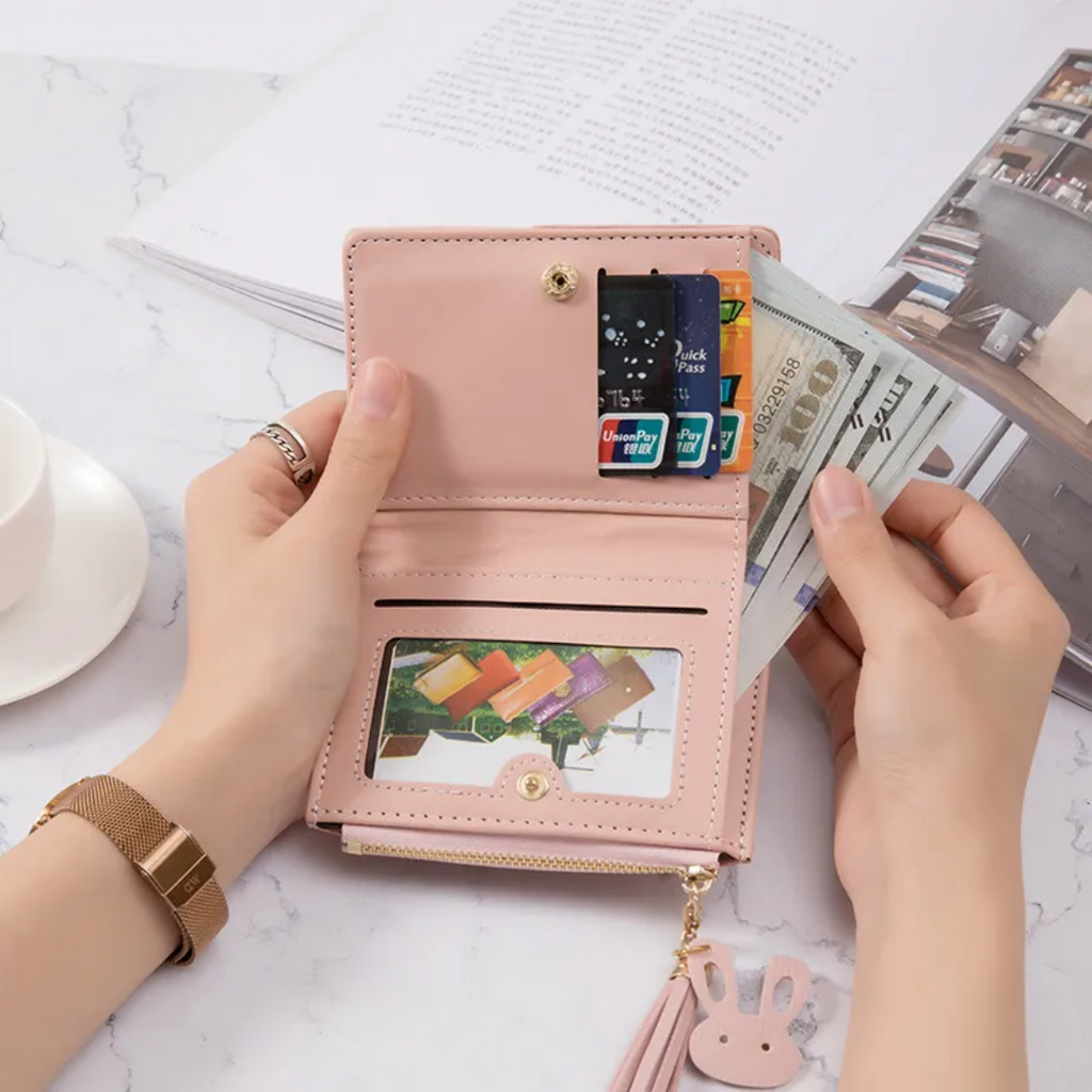 Small wallet with pompom zipper | Elegant and functional